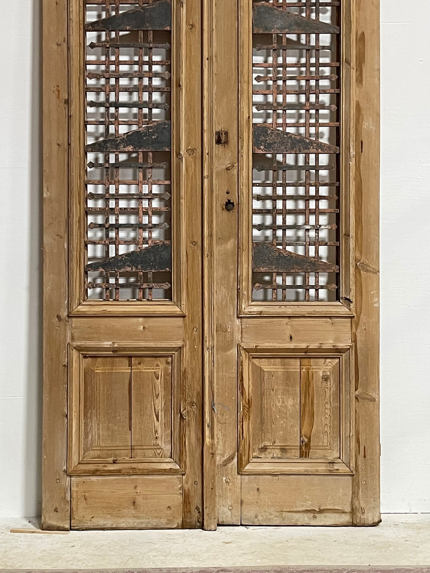 Antique French panel doors with metal (99.5x44.5) H0015s