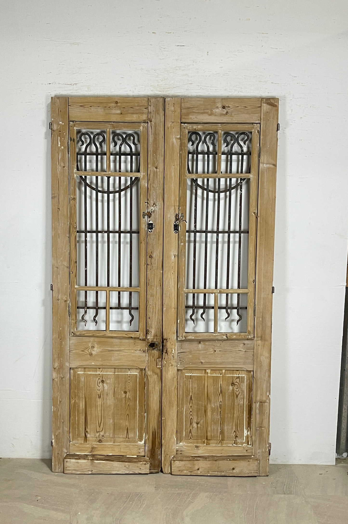 Antique French panel doors with Metal (94x56.5) P127