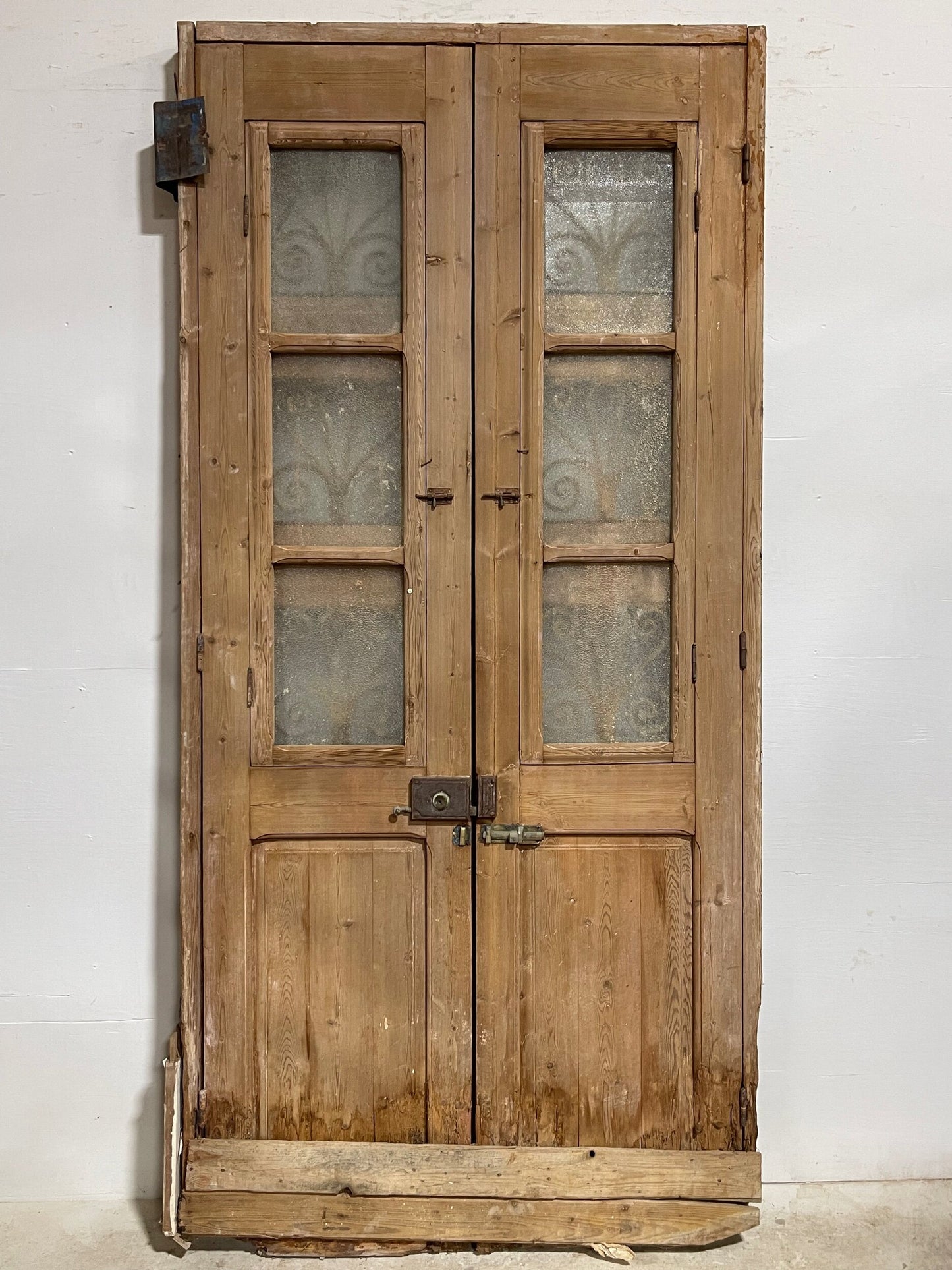 Antique French door with iron in a frame  (F 100x47.5) (D 98x44) H0254s