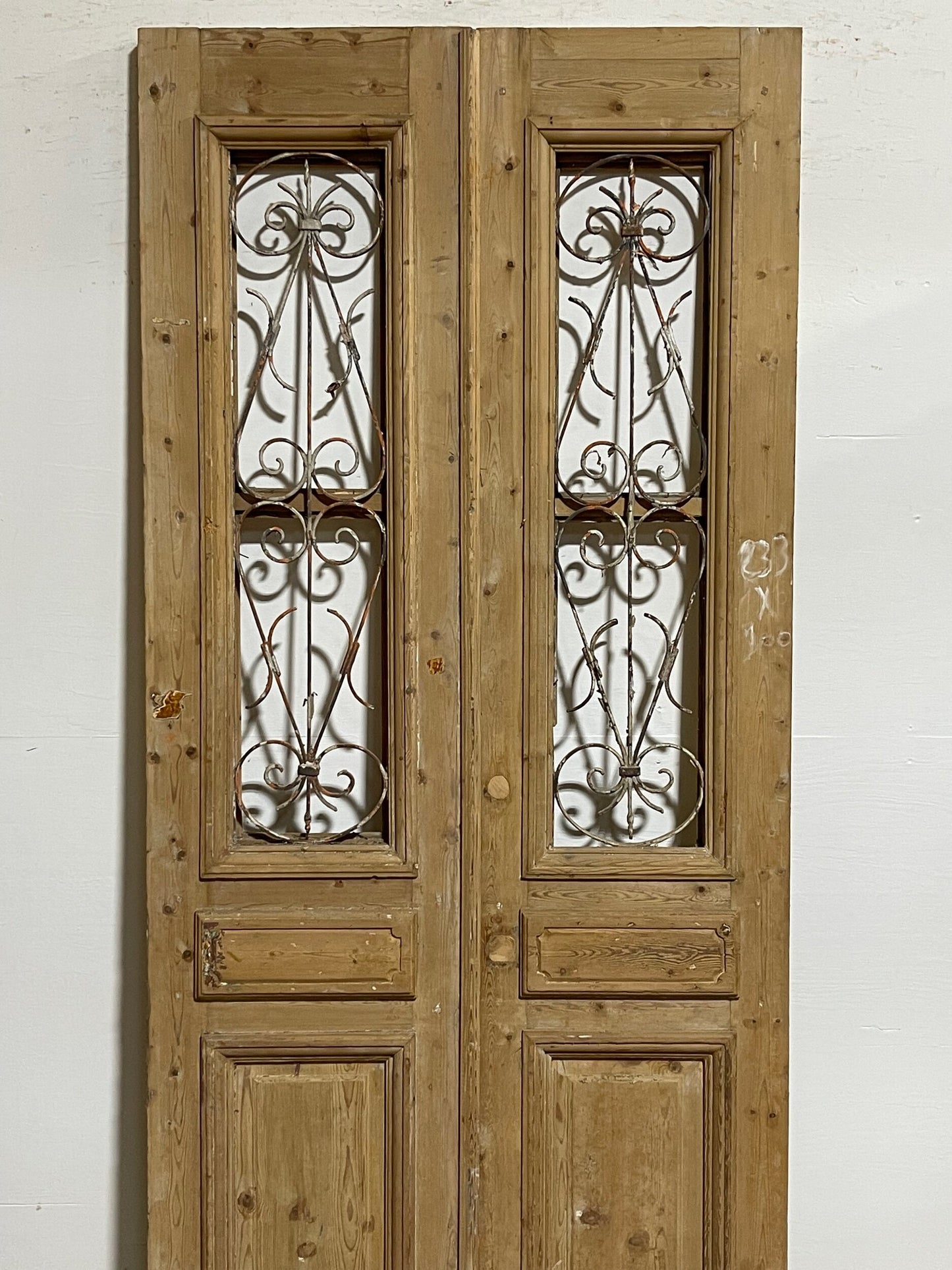 Antique french panel doors with metal (92 x 40) I038