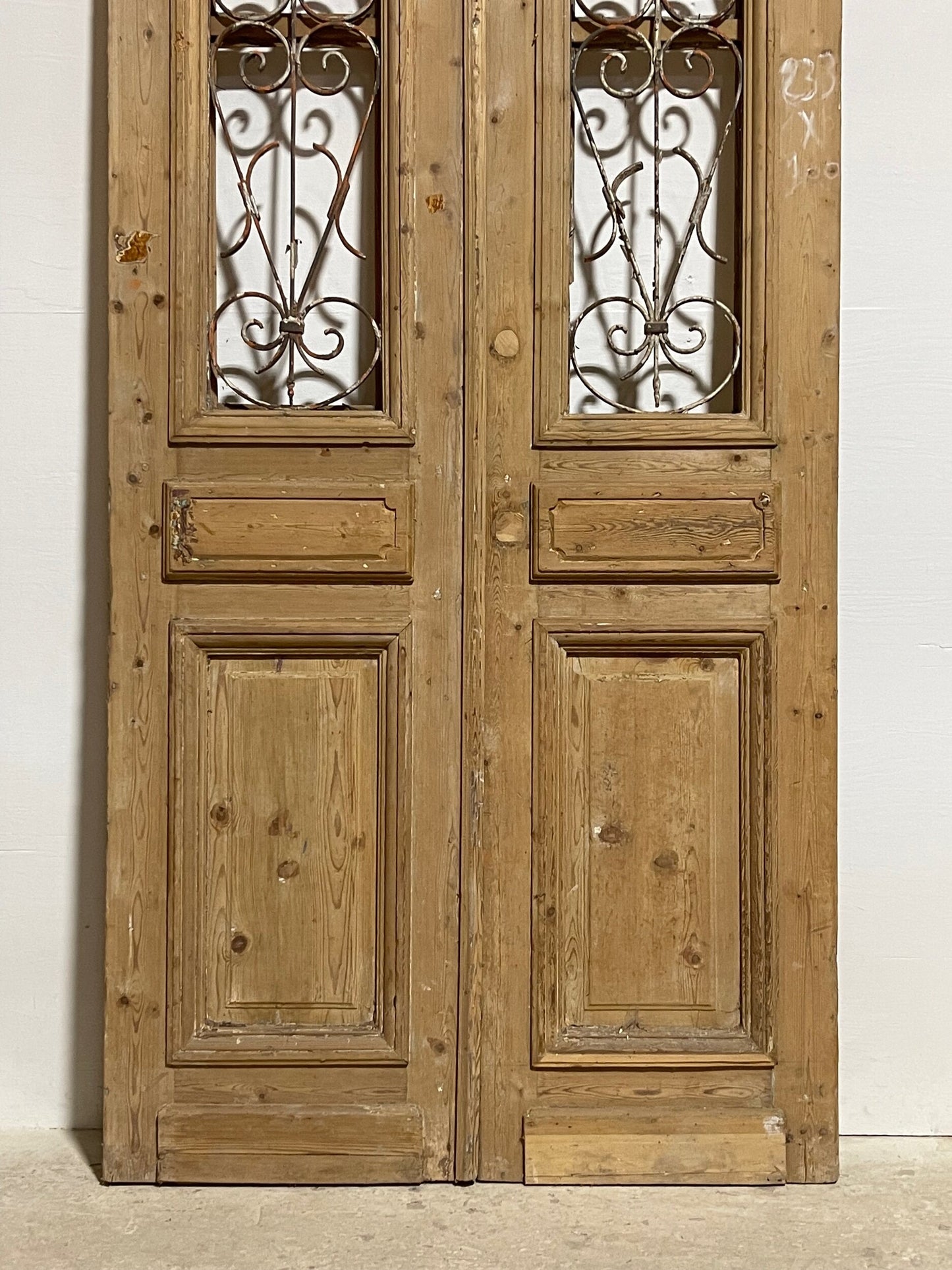 Antique french panel doors with metal (92 x 40) I038