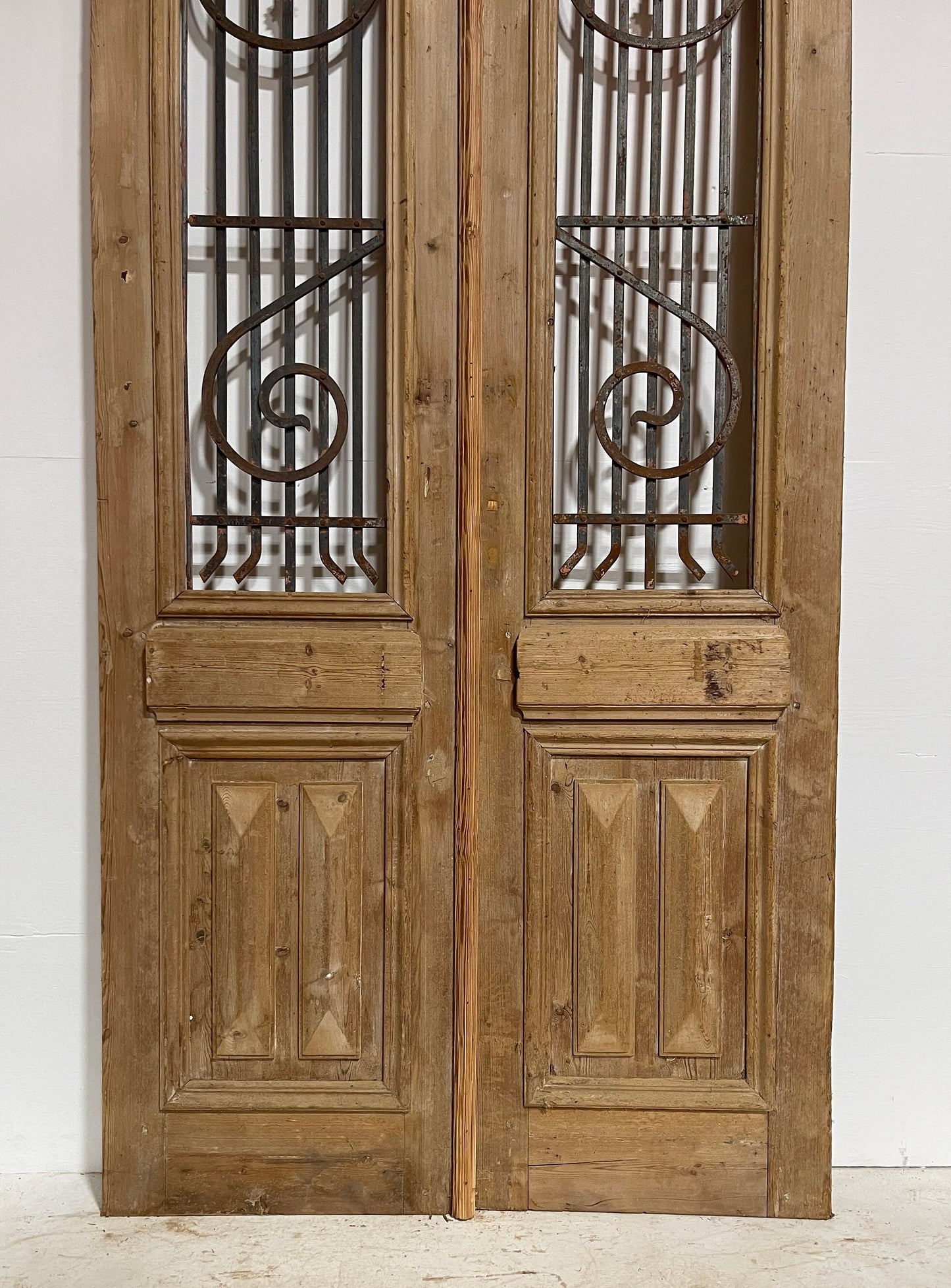 Antique French panel door with metal (92x46) G1038Bs