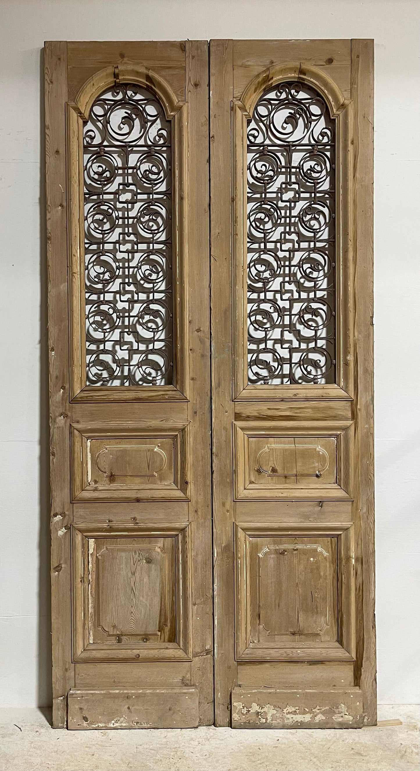 Antique French panel doors with metal (115.25x55) H0031s