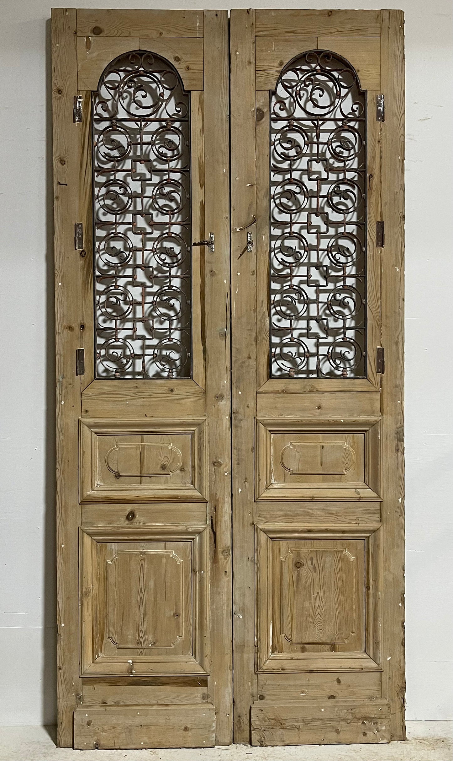 Antique French panel doors with metal (115.25x55) H0031s